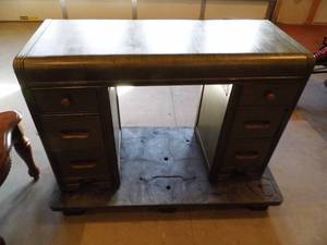 lot 28 image: Desk