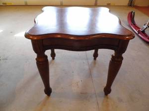 lot 31 image: End Table