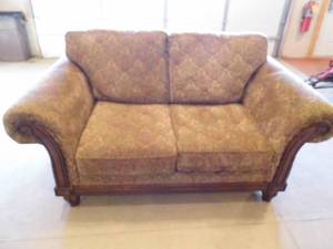 lot 33 image: Loveseat