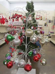 lot 334 image: Christmas Dcor