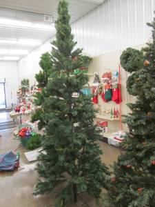 lot 336 image: Christmas Dcor