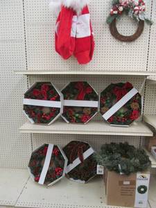 lot 343 image: Christmas Dcor