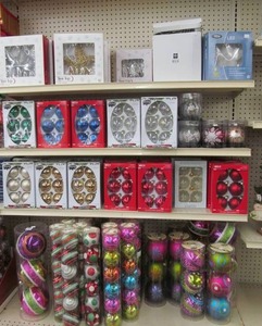 lot 347 image: Christmas Dcor