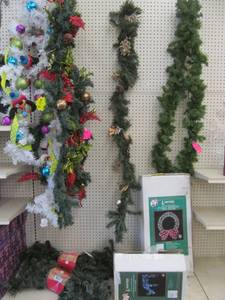 lot 352 image: Christmas Dcor