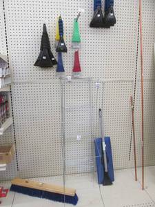 lot 173 image: garden supplies
