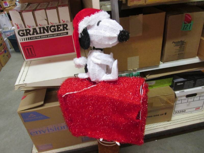 lot 98 image: Light-Up Automated Christmas Mailbo...