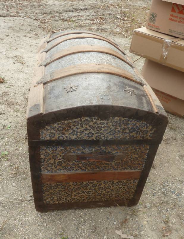 lot 25 image: Vintage trunk with drawer...