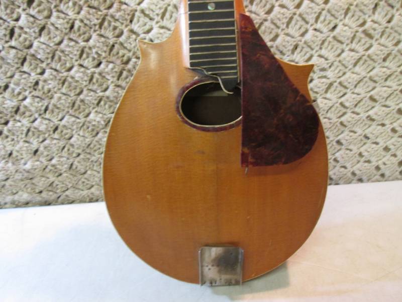 lot 136 image: Vintage Mandolin For PartsRepairW...