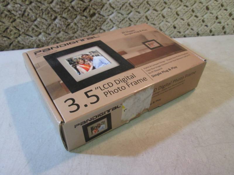 lot 149 image: Pandigital 3.5 LCD Digital Photo F...