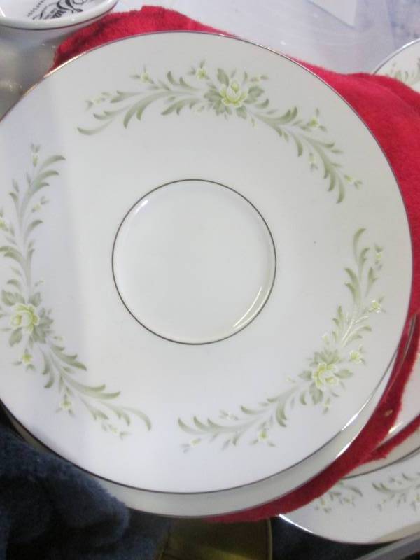 lot 239 image: Dish Set in Tote with Lid  A-2...