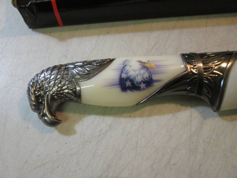 lot 160 image: 13 Decorative Patriotic Eagle Knif...