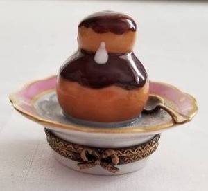 lot 15 image: La Groiette Limoges Box Dessert with Spoon