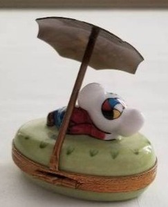 lot 20 image: Mouse Under an Umbrella Limoges Box