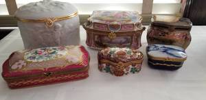 lot 24 image: Collection of 6 Larger Porcelain Limoges Vanity Boxes