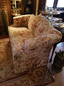 lot 107 image: Romantic Floral Loveseat, 2 of 2
