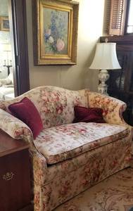 lot 106 image: Romantic Floral Loveseat, 1 of 2