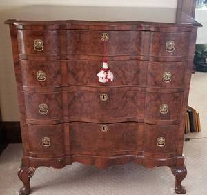 lot 103 image: Antique Pawfoot 4 Drawer Dresser