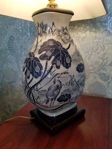 lot 112 image: Elegant Blue and White Asian Theme Table Lamp