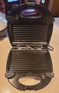 lot 228 image: Bella Cucina Versatile 3-in-1 GrillWaffleSandwich Maker