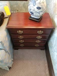 lot 195 image: Traditional 4 Drawer Side Table