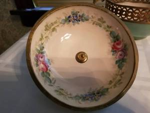 lot 200 image: Ornate Porcelain Lidded Vanity Bowl
