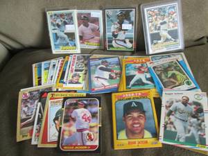 lot 23 image: (45) Reggie Jackson Cards