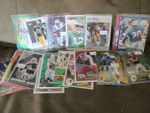 lot 26 image: (25) Football Star Cards