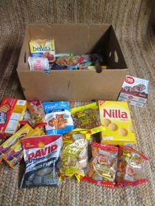 lot 138 image: Box of Snacks, Crackers, Cookies S...
