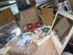lot 320 image: Lot of Household Items Serving Plat...