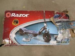 lot 359 image: Electric Razor Open Box With Charger