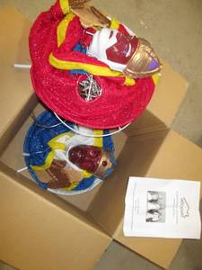lot 368 image: 2 pc. African American Nativity Decor See Photos