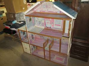 lot 387 image: Kid Kraft Doll House Some Damage See Photos