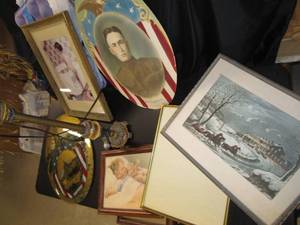 lot 404 image: Vintage Lot of Home Dcor Items W...