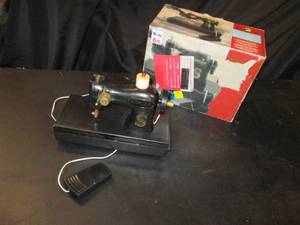 lot 412 image: Singer Sewing Machine Toy for Kids ...