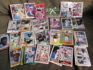lot 110 image: (50) Eddie Murray Cards