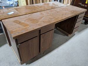 lot 81 image: Desk