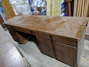 lot 82 image: Desk