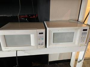 lot 7 image: Lot of 2 Microwaves