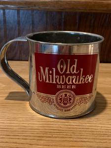 lot 29 image: Vintage Old Milwaukee Tin Cup