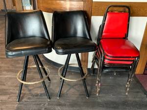 lot 102 image: Lot of 7 Chairs