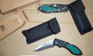 lot 29 image: 24 new serrated blade pocket knives...