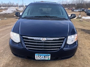 lot 5 image: 2006 Chrysler Town & Country -No Reserve-