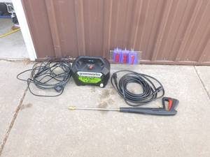 Greenworx 1700 psi pressure washer with hose & gun. Powers up. As shown.