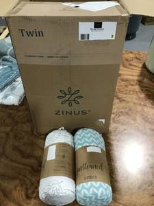 lot 3 image: ZINUS Twin 3 Memory Foam Mattress Topper  Two Duvet Cover Sets