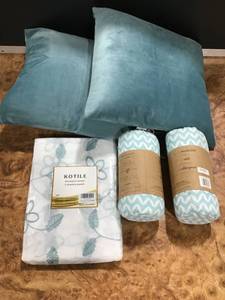 lot 13 image: Lot of Twin Bedroom Items Duvet Covers, throw pillows and curtains