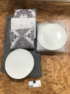 lot 16 image: Lot of  8 White Dinner Plates  3 Table Cloths and 1 Table Runner