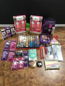 lot 32 image: Lot of 25 cosmetics and beauty products.