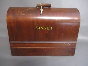lot 22 image: Vintage Singer Sewing Machine