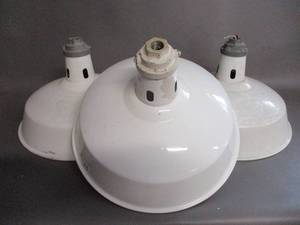 lot 25 image: Vintage Porcelain lamps