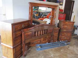 lot 48 image: Bedroom Set